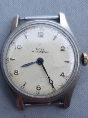 Ceas vintage DOXA Antimagnetic superb! Patină bună Diametrul ceasului este de 37 mm. Lățimea clemei este de 19 mm.