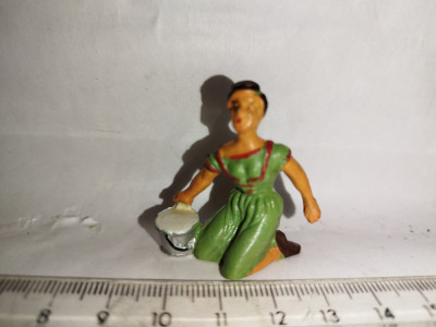 bnk jc Starlux - figurina femeie cu galeata foto
