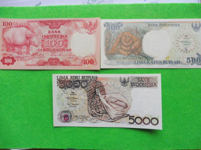 Indonezia - Lot 3 Bancnote UNC - 100 / 500 / 5000 RUPIAH (177) foto