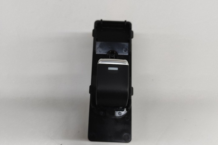 Buton geam ușă st&acirc;nga spate MAZDA 6 Estate GJ, GL 2020 OEM: GMM6-66-380A 30464271