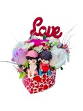Aranjament floral cu 5 trandafiri si figurine si mesaj Love in cutie inima (Multicolor), Eventissimi&reg;