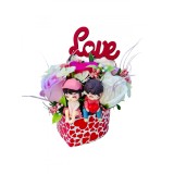 Aranjament floral cu 5 trandafiri si figurine si mesaj Love in cutie inima (Multicolor)