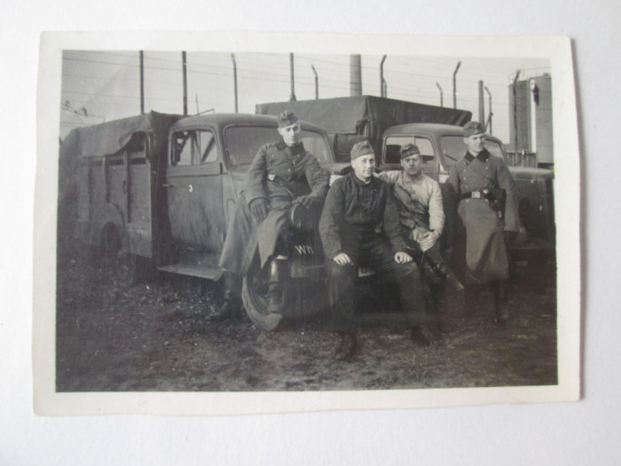Fotografie originala 90 x 64 mm soldati nazisti langa camioane militare WWII