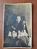 Fotografie tip carte postala, copil pe scaun, perioada interbelica