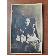 Fotografie tip carte postala, copil pe scaun, perioada interbelica