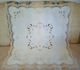 Fata de masa Vintage din bumbac, cu broderie florala manuala Madeira si margine croset- BEJ