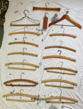 lot de 16 umerase vechi vintage din lemn
