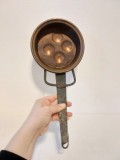 Tigaie cupru pentru 4 oua, veche, vintage, lucrata manual, maner de fier