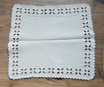CENTRU DE MASA MICUT VINTAGE CU BRODERIE MANUALĂ HARDANGER foto