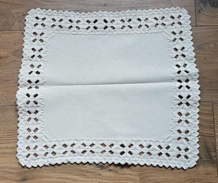 CENTRU DE MASA MICUT VINTAGE CU BRODERIE MANUALĂ HARDANGER