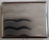 CY - Tabachera frumoasa mai veche "NO NAME" / metal feros nichelat 10,50 cm x 8,50 cm x 2 cm (H) 90 g / inchide perfect &amp; balamale ferme / Stare!