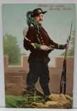 SALUTARI DIN ARMATA ROMANA , BARBAT IN UNIFORMA DE VANATOR , ECHIPAT DE LUPTA , CARTE POSTALA ILUSTRATA , INCEPUT DE SEC. XX