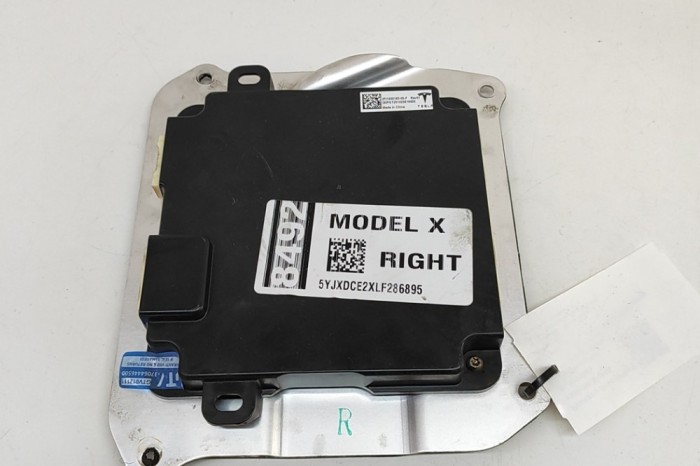 Modul de control ușă dreapta față TESLA MODEL X 2020 OEM: 1050183-00-F 29796005