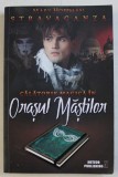 CALATORIE MAGICA IN ORASUL MASTILOR de MARY HOFFMAN , 2017