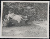 Fotografie, Femeie intinsa pe obanca de lemn, la munte, perioada interbelica
