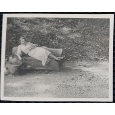 Fotografie, Femeie intinsa pe obanca de lemn, la munte, perioada interbelica