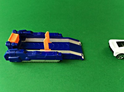 Lansator mașinuțe transformers 12 cm/6 cm armare și declanșare buton, imprimă viteză automobilelor metalice tip Hot Whelles Made in Vietnam Hasbro Q foto