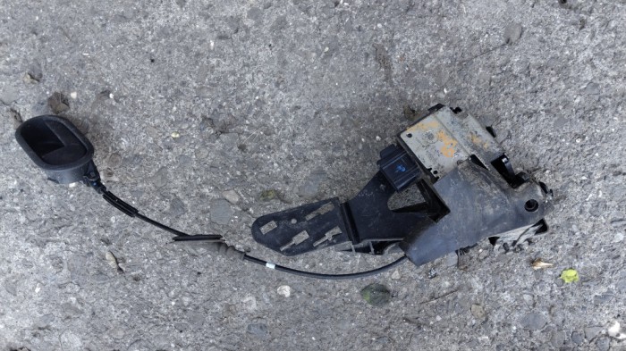 Broasca incuietoare usa completa stanga spate FORD FIESTA/FUSION