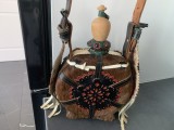 Deosebită plosca pentru țuică veche,artizanală,&icirc;nvelită &icirc;n husă cu blană naturală,dop lemn,capacitatea 1l,stare perfectă,de colecție/decor