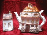 CEAINIC / CAFETIERA SI ZAHARNITA MANUFACTURA PORTELAN SAWELY SIGHISOARA DECOR CASUTA