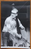 Cumpara ieftin Fotografie mare originala cu Radu Beligan c&acirc;nt&acirc;nd la contrabas, anii 80