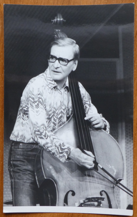 Fotografie mare originala cu Radu Beligan c&acirc;nt&acirc;nd la contrabas, anii 80