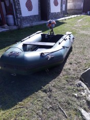 barca pneumatica cu motor foto