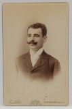 BRASOV , FOTOGRAF L. ADLER , DOMN CU CRAVATA SI CAMASA ALBA , FOTOGRAFIE CABINET , SFARSIT DE SECOL XIX
