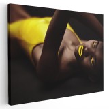 Tablou femeie cu machiaj si costum de baie galben Tablou canvas pe panza CU RAMA 80x120 cm