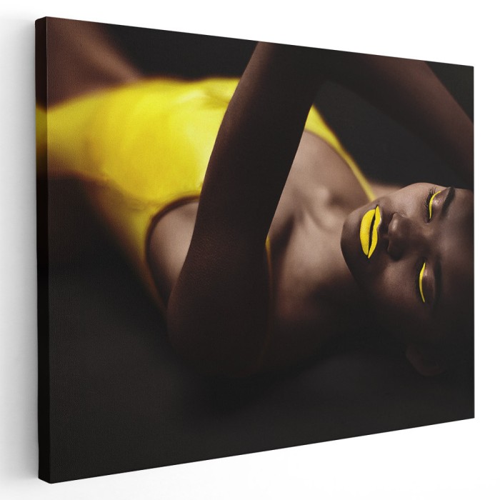 Tablou femeie cu machiaj si costum de baie galben Tablou canvas pe panza CU RAMA 40x60 cm