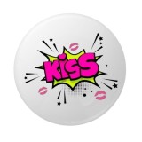 Cumpara ieftin Insigna rotunda model Kiss cu buze roz si design comic pop art, diametru 58 mm, prindere cu ac
