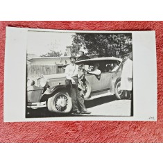 Fotografie tip carte postala, barbati cu autoturismul in excursie, perioada interbelica