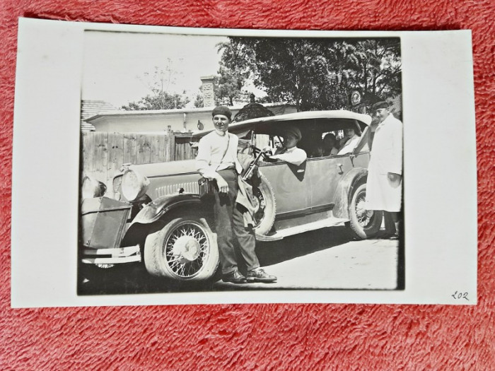Fotografie tip carte postala, barbati cu autoturismul in excursie, perioada interbelica