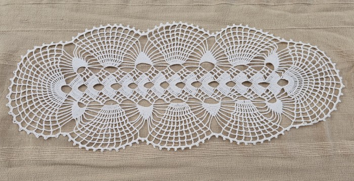 CENTRU DE MASA VINTAGE LUCRAT MANUAL CU FIR DE BUMBAC