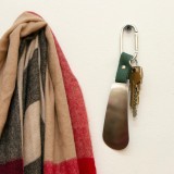Incaltator cu carabina - Clippable Shoehorn | Kikkerland