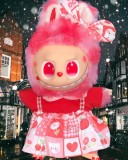 Jucarie de plus breloc - tip Labubu - 15 cm - imbracat in rochita colorata - roz inchis