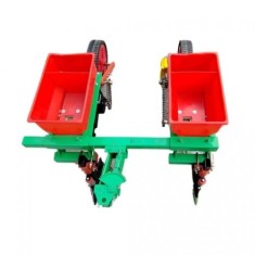 Semanatoare de porumb cu fertilizator