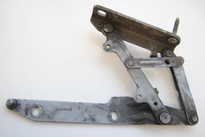 Balama capota st&acirc;nga față LAND ROVER DISCOVERY III L319 2007 OEM: BKB780031 1743034