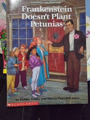 Frankenstein doesn&amp;#039;t plant petunias - Debbie Dadey foto
