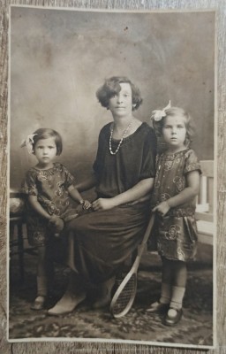 Mama cu fiicele, Romania interbelica// foto tip CP foto