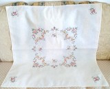 Fata de masa Vintage din bumbac cu broderie manuala in cruciulite si broderie pe fir.