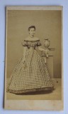 CDV Atelier Romania 1860-1870 femeie in haine de epoca