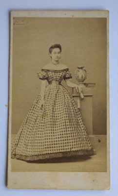 CDV Atelier Romania 1860-1870 femeie in haine de epoca foto