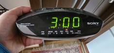 RADIO CU CEAS SONY ICF-C215 , FUNCTIONEAZA SI RADIO SI CEASUL .