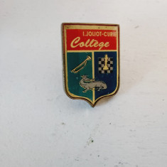 Insigna I. Joliot-CurieCollege, metal, 2.2x1cm, colectie