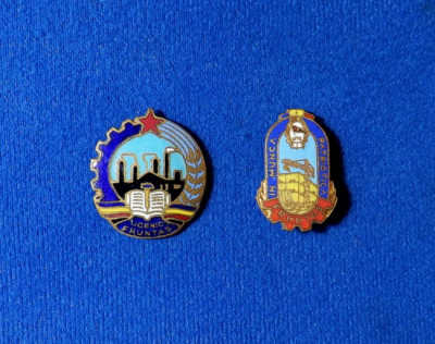 Insigne vechi RPR - RSR - FRUNTASI IN MUNCA - UTC - evidentiat - Pentru merite foto