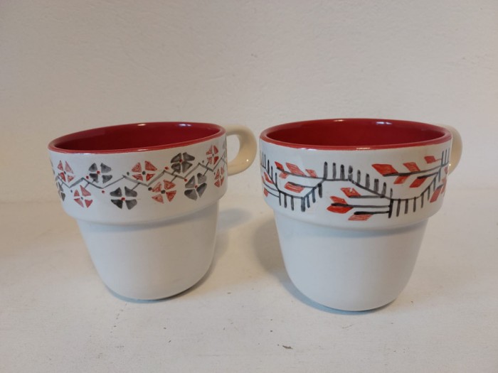 Lot 2 cani ceramice cu motiv etno rustic - rosu cu gri si alb, 200ml