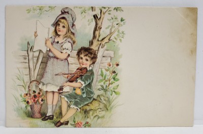 ALEGORIE DE PRIMAVARA , CU DOI COPII CANTAND IN GRADINA , CROMOLITOGRAFIE , CARTE POSTALA , CLASICA foto