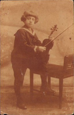 P1044 Copil cu vioară foto