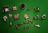 Set 16 miniaturi Monopoly diverse ediții, figurine clasice vintage 14 metalice, 2 plastic